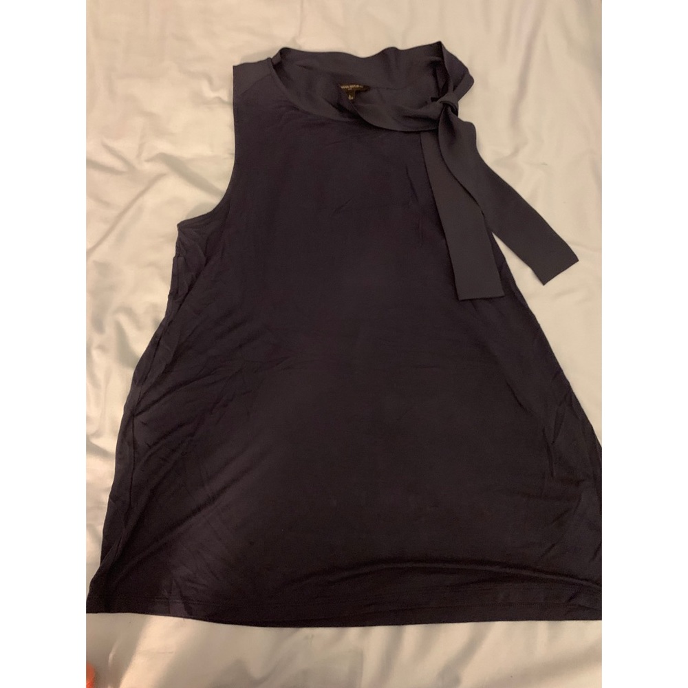 Sleeveless shirt